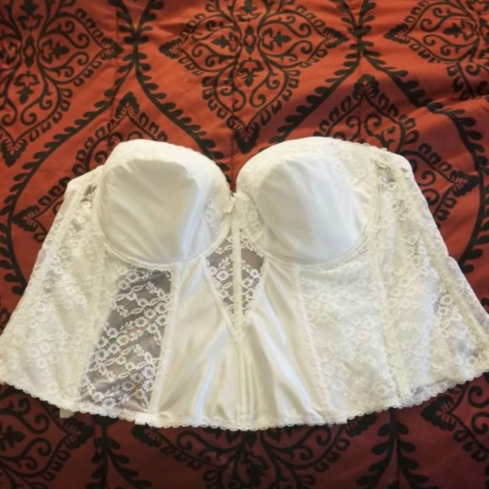 Plus size underwire Va Bien strapless corset. Cup size 48D